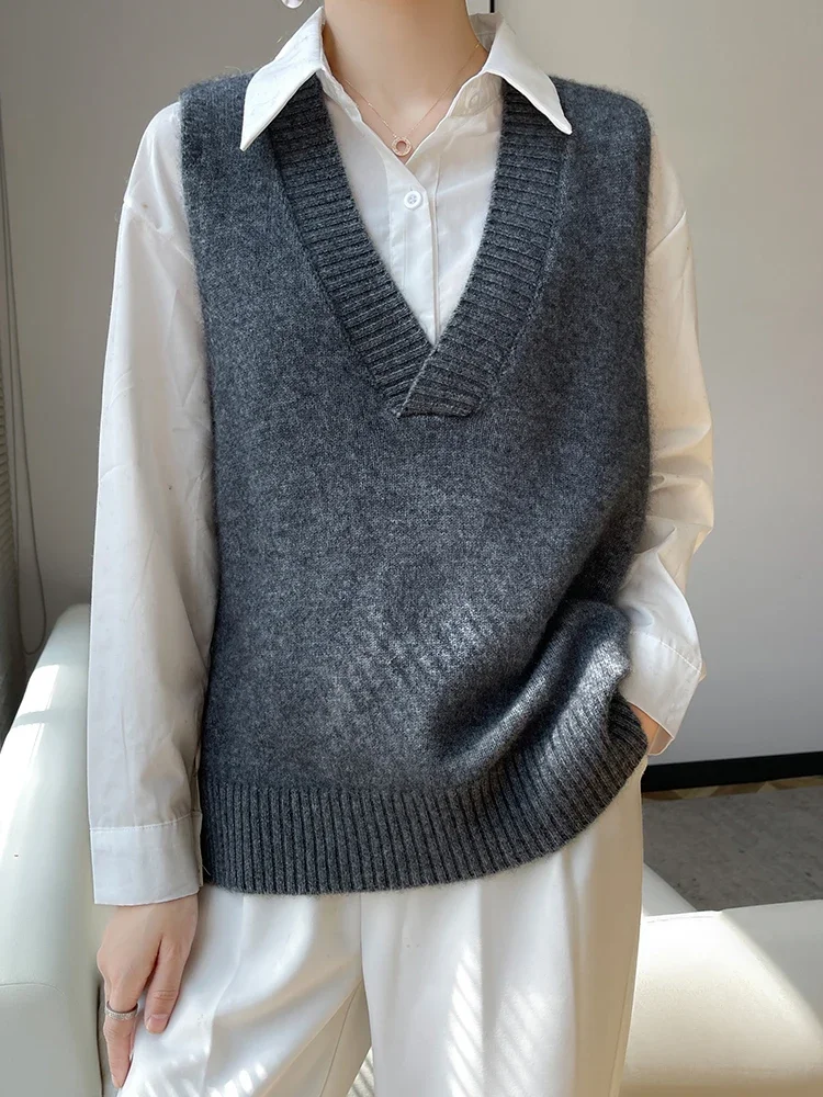 

V-neck knitted vest in autumn and winter Women's Pure Mountain Cashmere Sweaters are stacked and worn with bottoming sweaters.