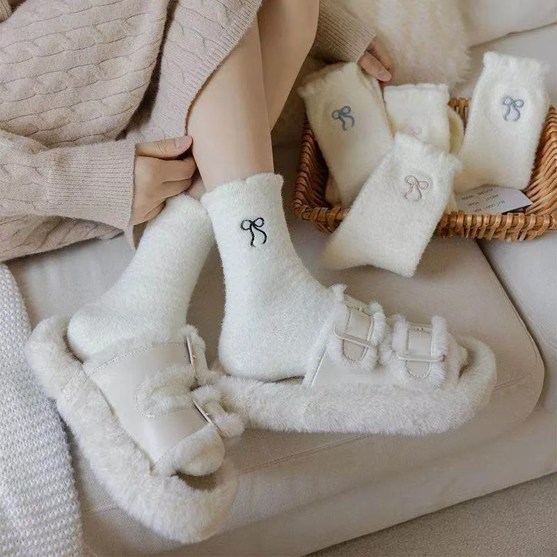بسيطة جميلة مريحة شعر المنك المخملية الجوارب الخريف الشتاء الجوارب سميكة أفخم النوم الدافئ المنزل رقيق الأبيض الحلو القوس الجوارب