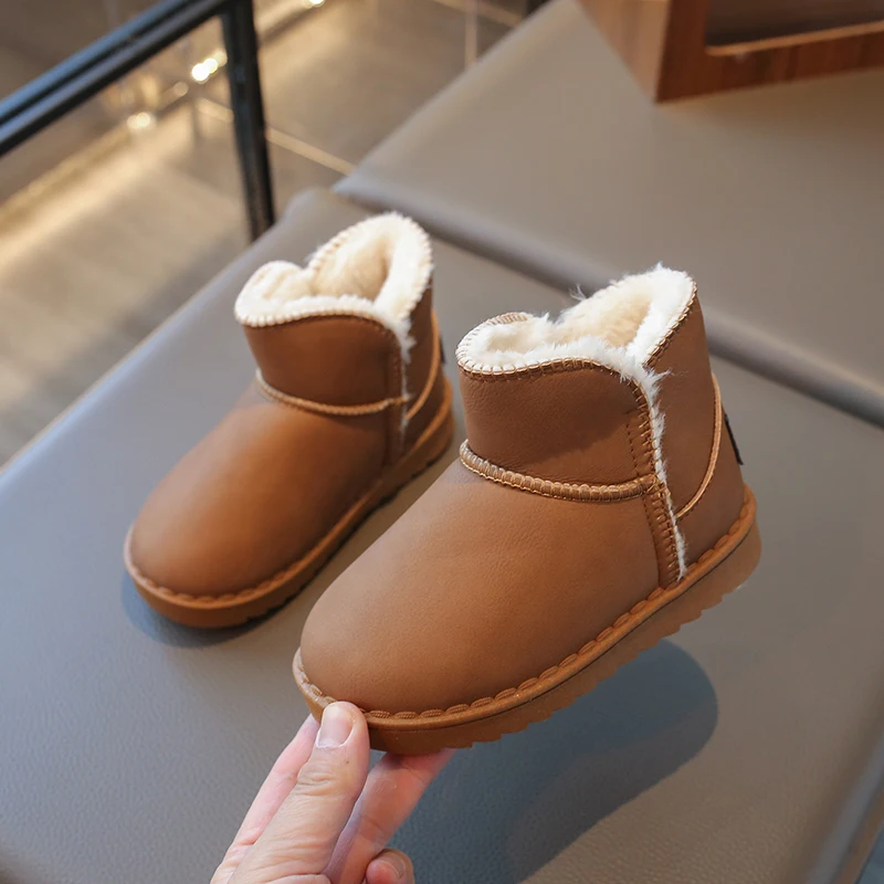 أطفال أحذية الثلوج للبنين بنات سميكة أفخم الأطفال الحرارية حذاء من الجلد الدافئة 2025 الخريف الشتاء المضادة للانزلاق أحذية الموضة الكلاسيكية