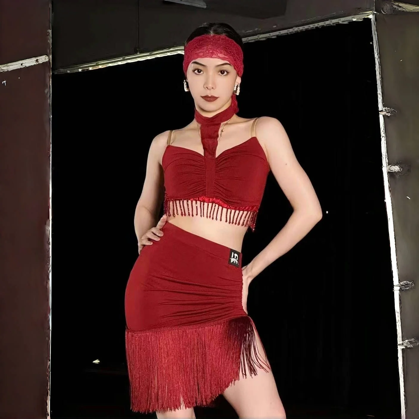 

Индивидуальный женский костюм для взрослых, латинский национальный стандарт, танцевальный костюм, тренировочный костюм для выступлений, разделенный комплект, платье с бахромой, юбка с кисточками