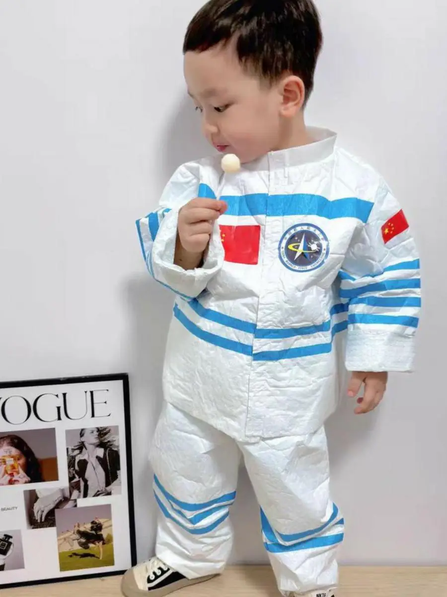 

Eco-Friendly Astronaut Space Suit Children's Fashion Show Handmade Bubble Bag Clothes Parent-Child Walk Show Environmental Pr...