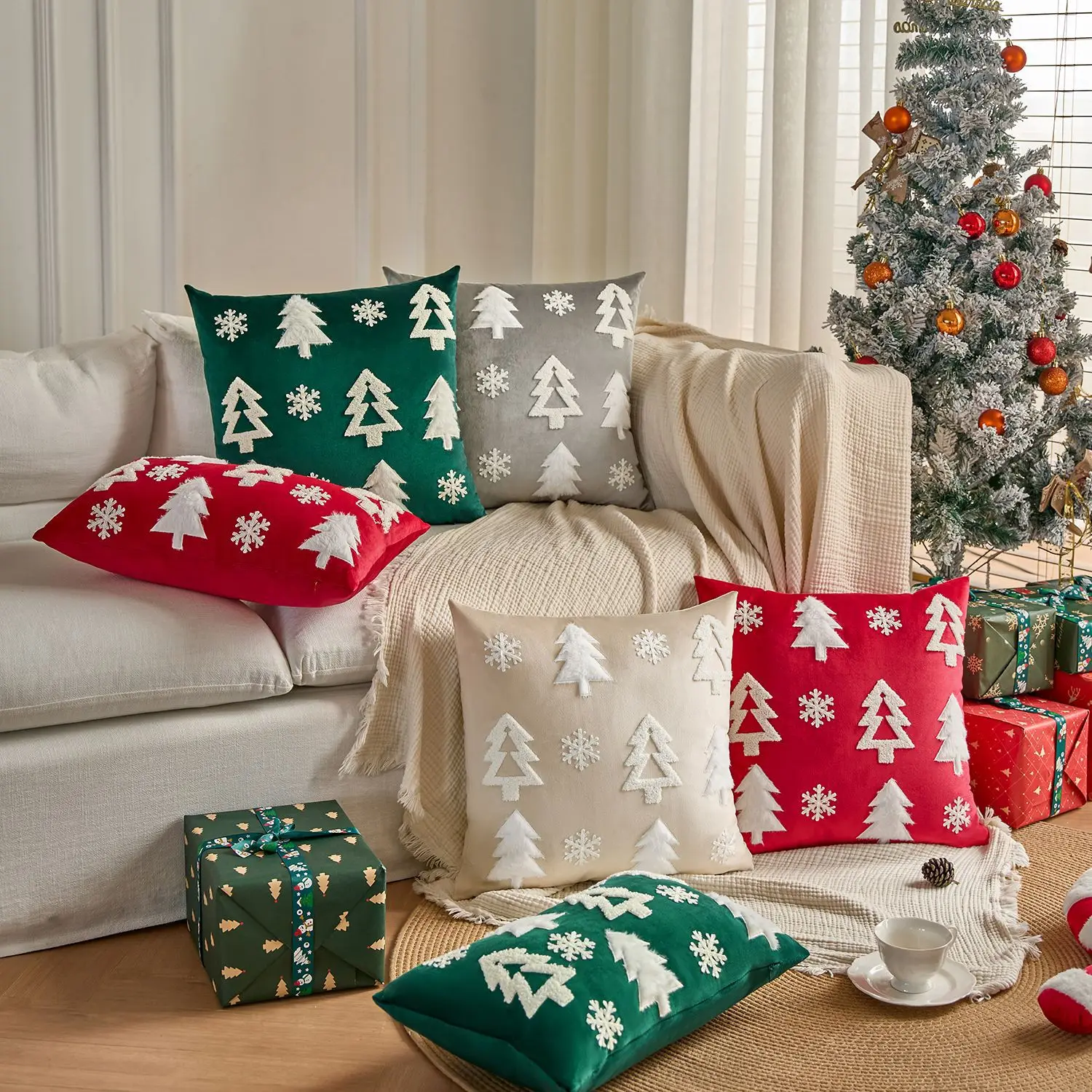 

2024 Velvet Christmas Embroidered Pillow Cover Tree Snowflake Patchwork Embroidered Cushion Cover Festival Joyful Pillow Case