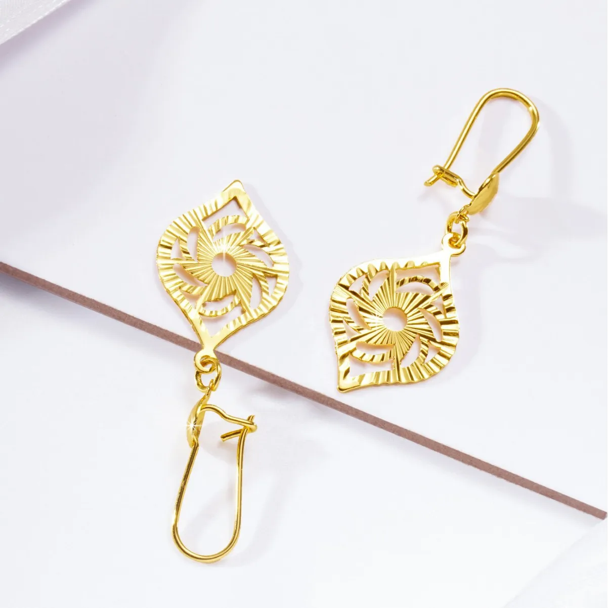 Cross-border fashion hollow sun women's earrings copper gold-plated car flower glossy jewelry