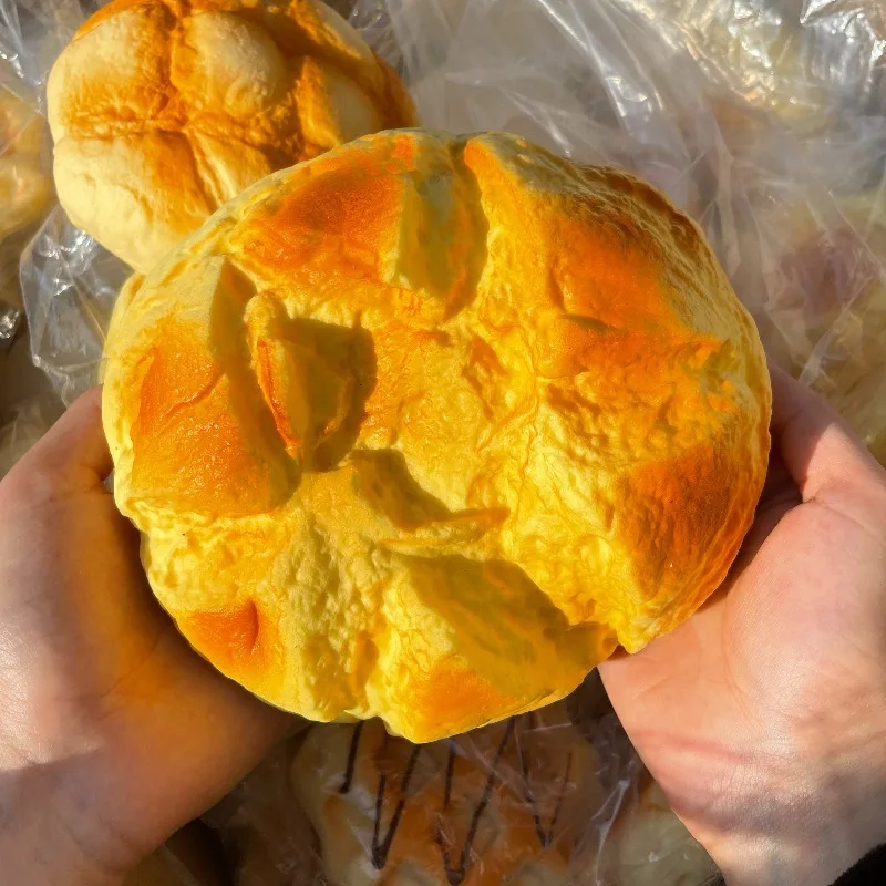 大きなパイナップルパン型のスクイーズ玩具、超ソフトなミルクの香りのパン型フィジェット玩具、ゆっくり戻るリアルなパン型感覚玩具、子供と大人向け