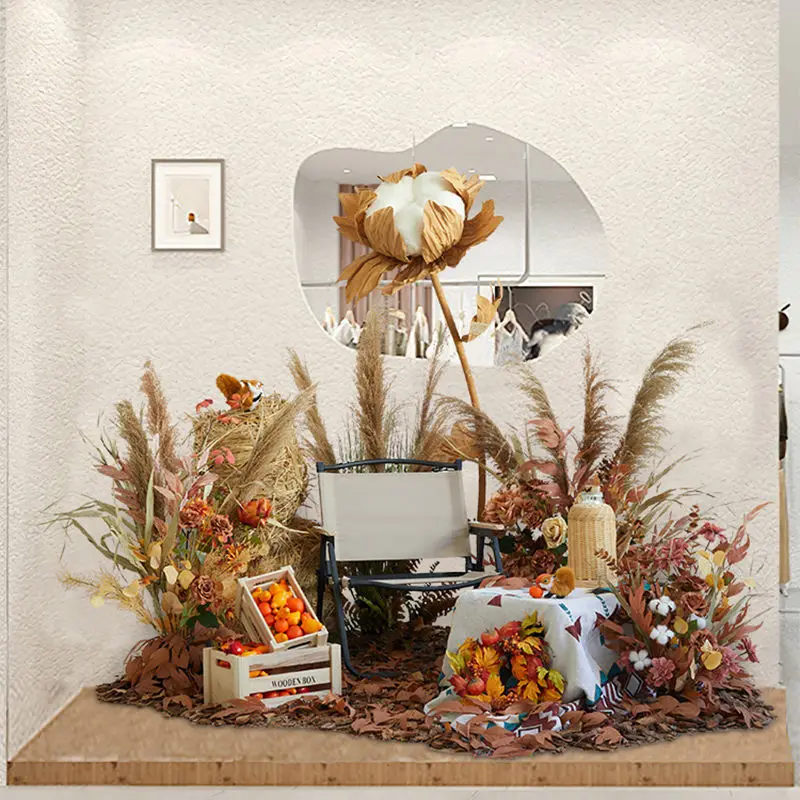 زخارف القصب، والزهور المزيفة في نوافذ متجر الملابس، والديكور الداخلي للمناظر الطبيعية #3