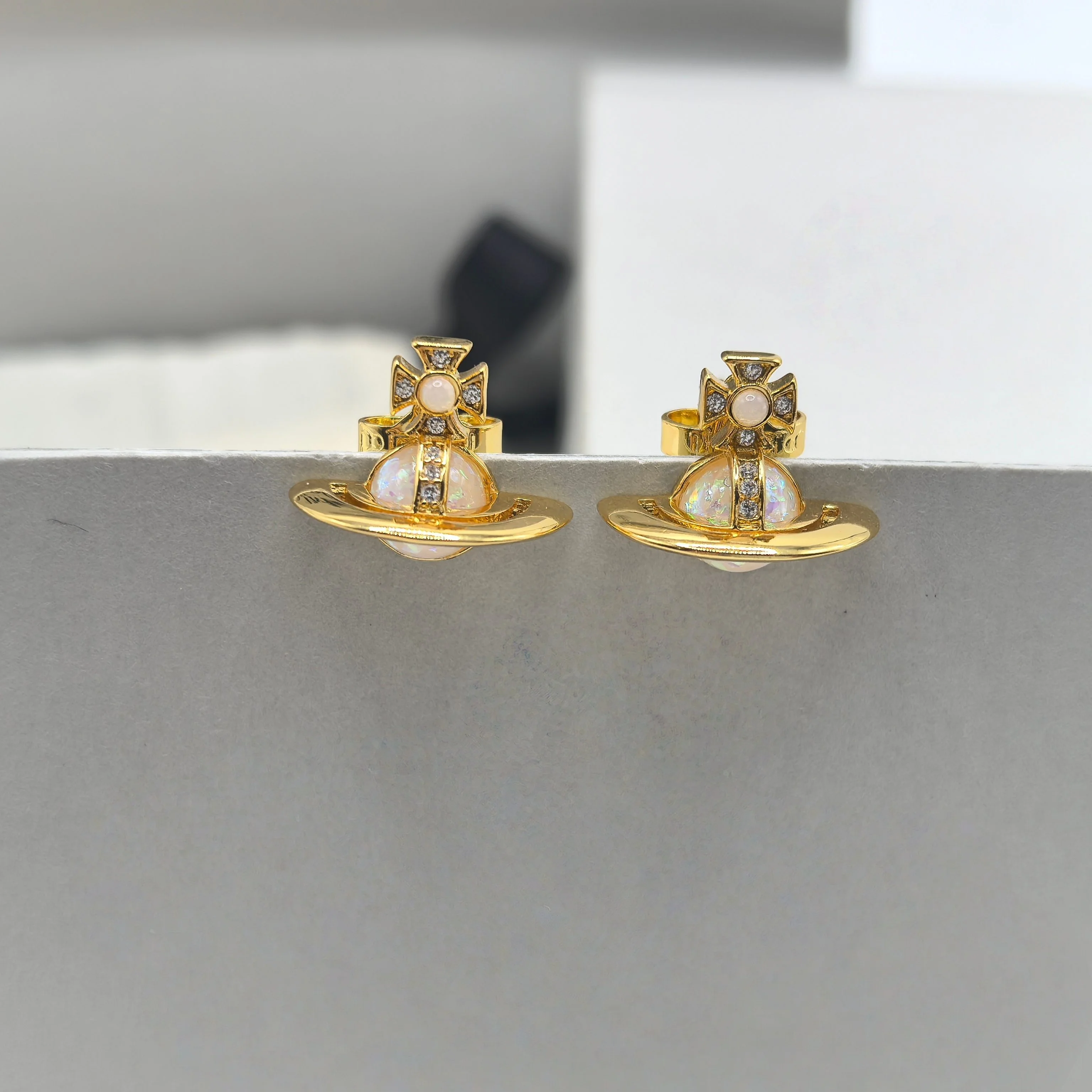 S925 الفضة الاسترليني شقة صغيرة زحل الملونة سحر وأقراط النساء أنيقة رومانسية مجوهرات مأدبة يجب