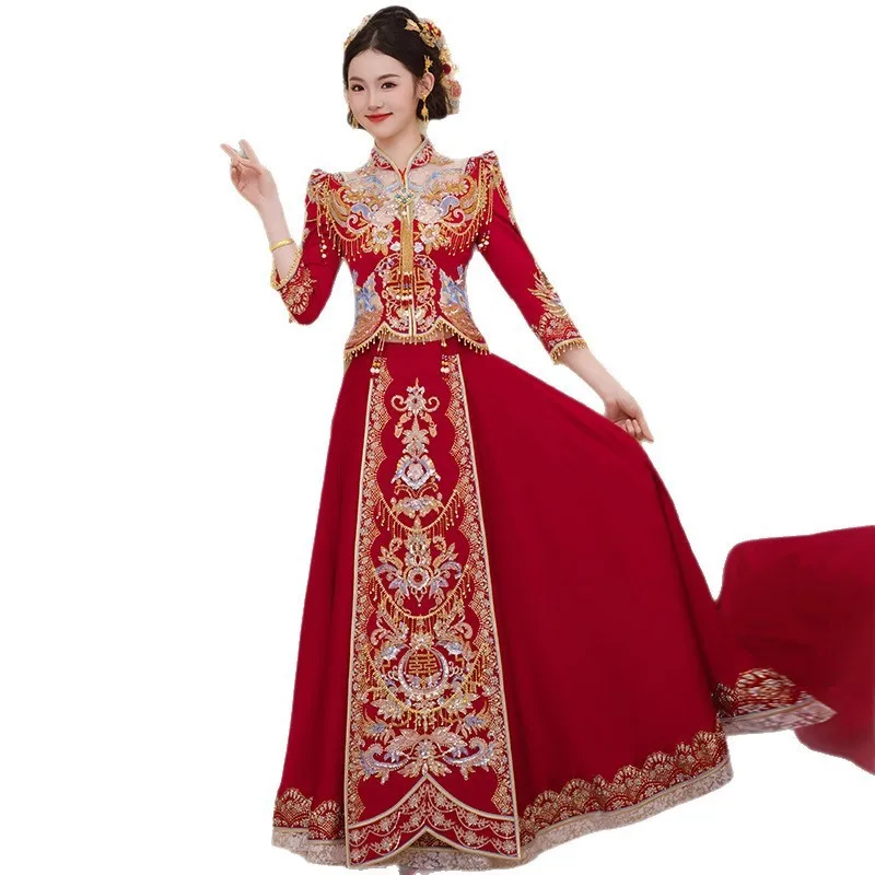 A new luxurious Chinese-style elegant toasting dress with phoenix crown and red cape