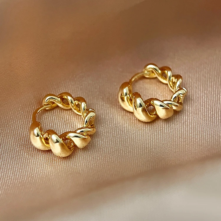 Wholesale Minimal Hoop Earrings Luxury Classic Vintage Fashion Jewelry Stud Earrings  for Women