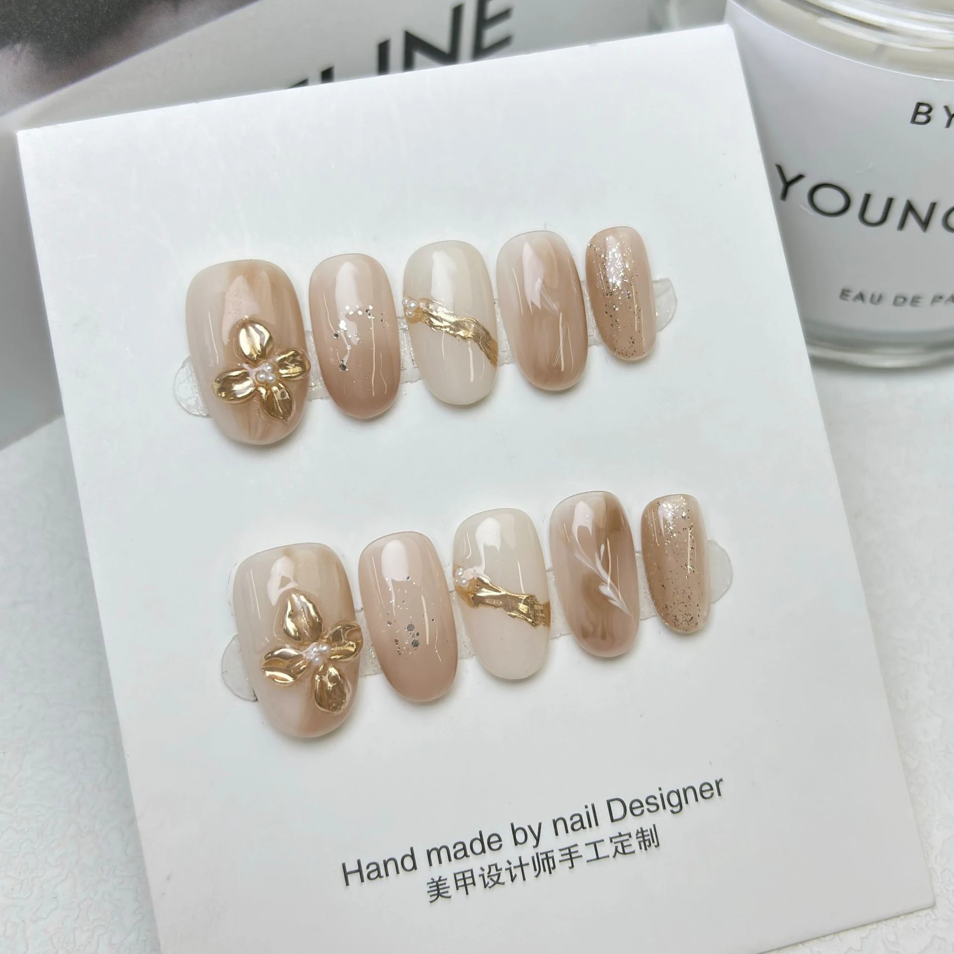 10 Uñas Postizas Cortas Ovaladas Color Nude Hechas a Mano, Diseño de Flores Chapadas en Oro de Lujo, Puntas de Uñas Falsas Reutilizables y Brillantes