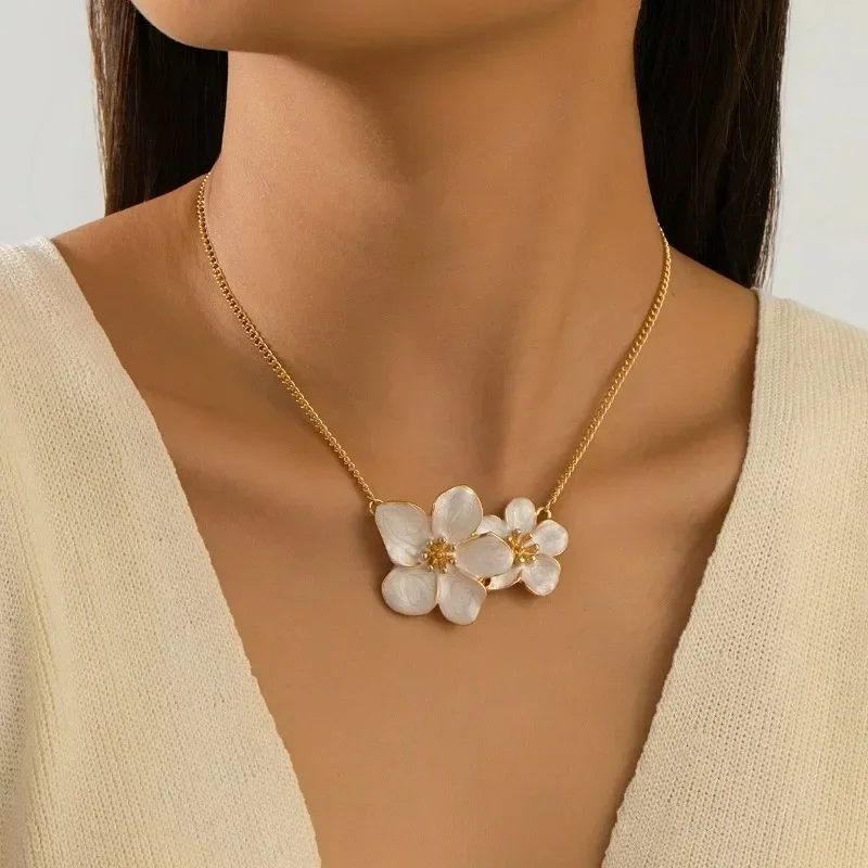 

Exquisite Enamel Drop Cherry Blossom Pendant Necklace for Women Simple Elegant Clavicle Chain Ladies Daily Jewelry Holiday Gift