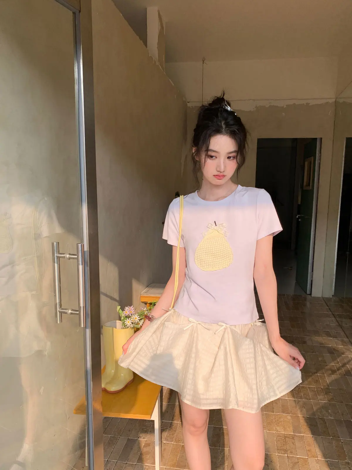 

Женская футболка больших размеров, фиолетовая, с дизайнерским принтом, для фигуры типа «груша», летняя, приталенная, скрывающая недостатки, для скрытого маскирования небольших недостатков фигуры, повседневный стиль, с круглым вырезом, короткий рукав