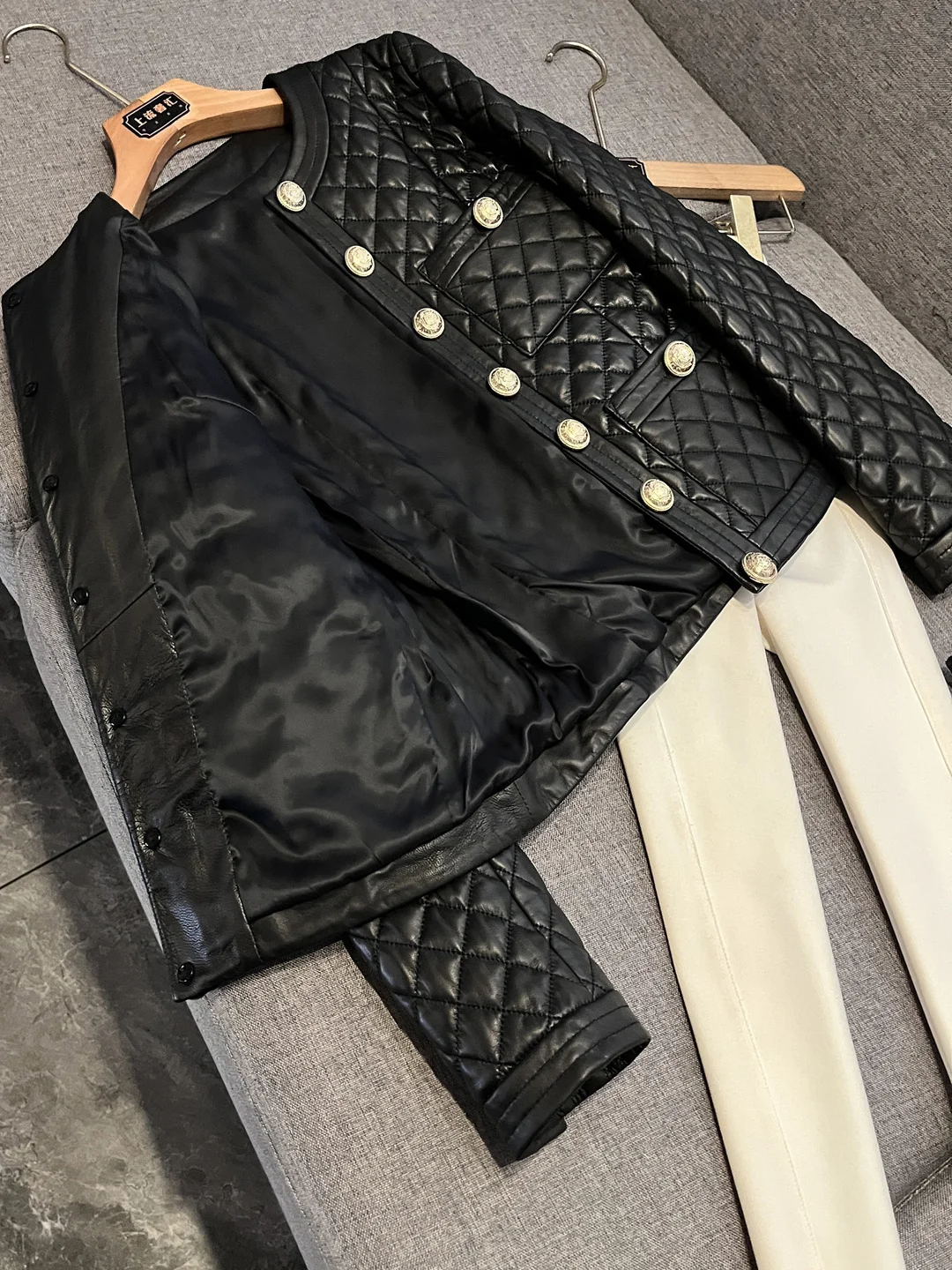 Retro Faion ort Leather Jaet Women's eepskin Coat Small Fraance Sle Winter 2025 New Arrival Cleanfit Waist Belt