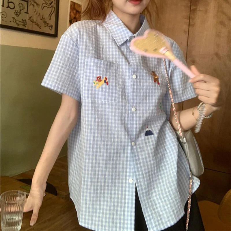 Femme Style japonais col rabattu poche Blouse mignon broderie chemises à carreaux femmes été 2025 chemises à manches courtes en vrac