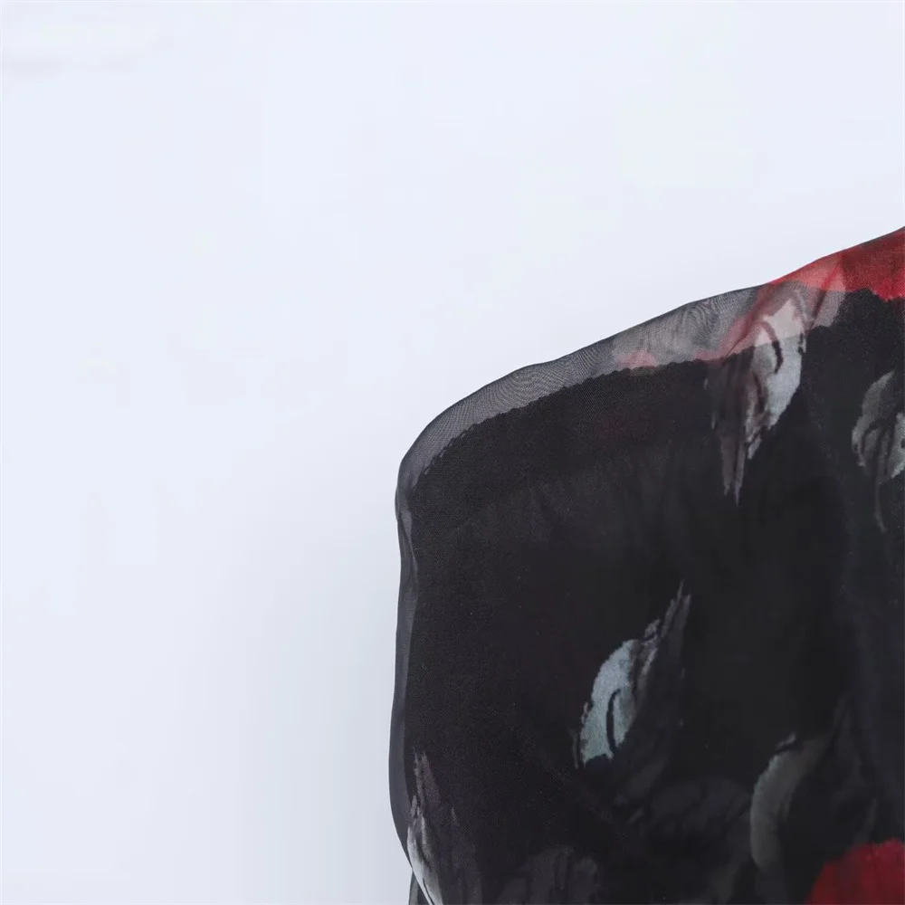   Sukienka maxi bez ramiączek dla kobiet na rok 2025, czarna podstawa z nadrukiem czerwonych i białych róż, zwiewna i elegancka, zapewniająca stylowy wygląd.