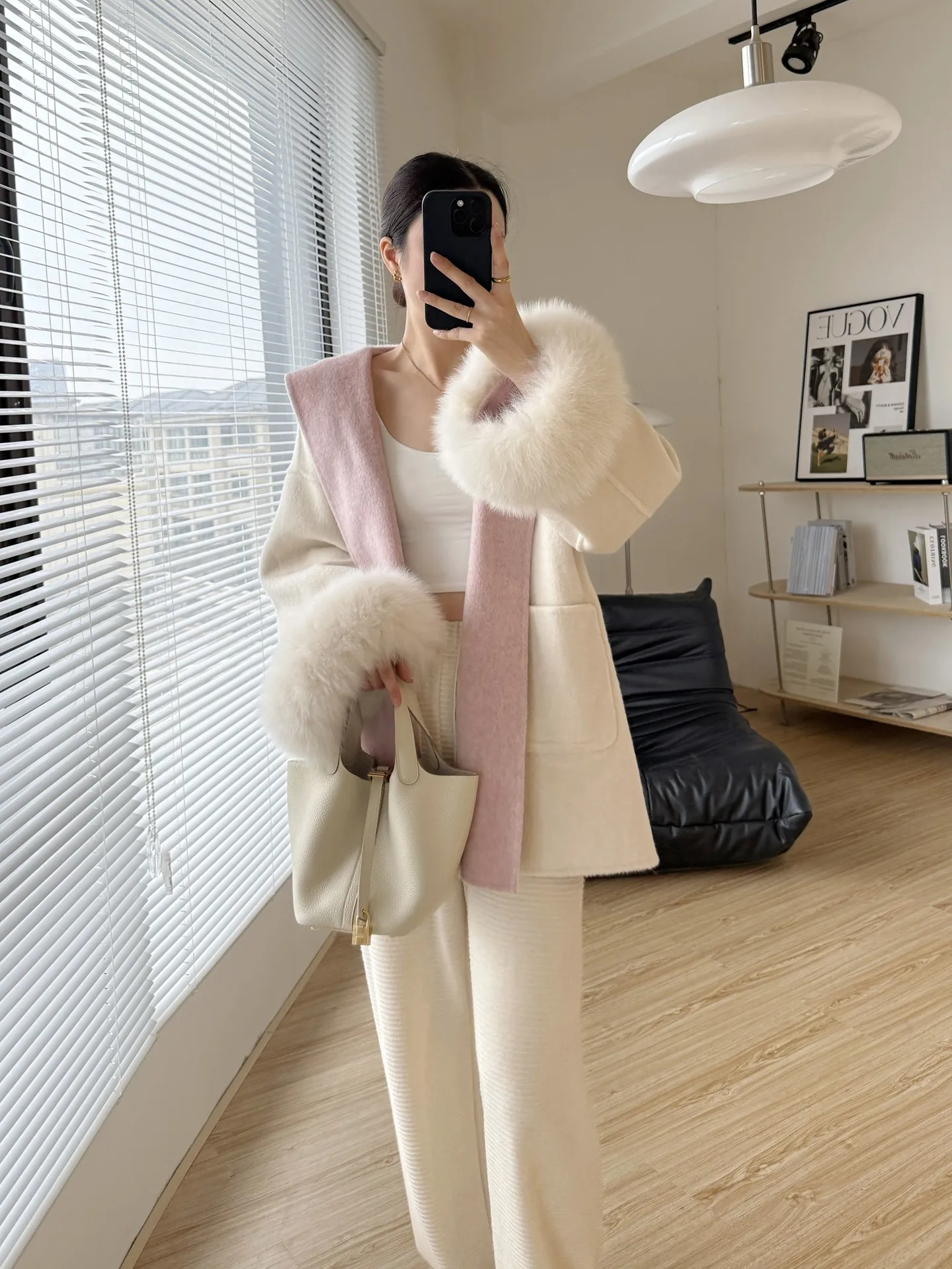Korean girl Sweetie's 2025 autumn/winter new style: Wearing a two-sided color-blocked hooded bathrobe, a double-sided woolen