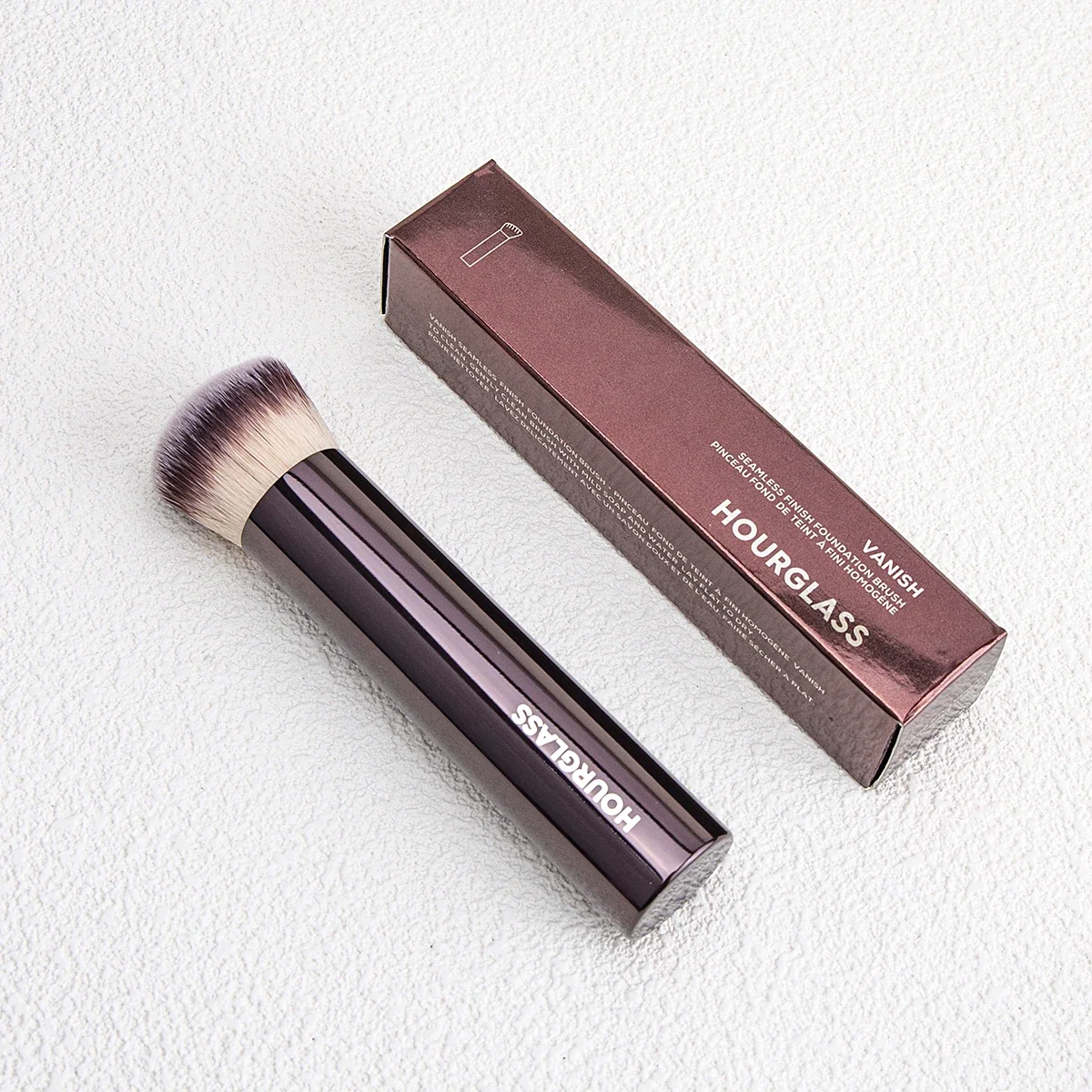 

Кисть для тональной основы Hourglass Seamless Finish, скошенная кисть для тональной основы, инструмент для нанесения жидкой или кремовой основы с возможностью регулируемого покрытия