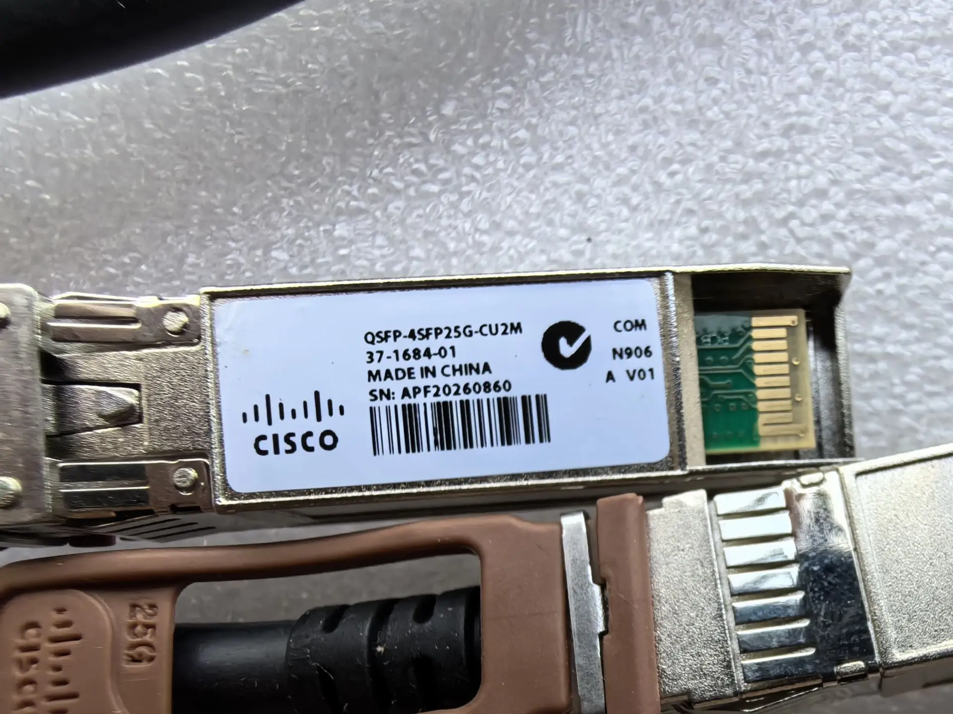 2M QSFP-4SFP25G-CU2M Cisco เข้ากันได้กับ QSFP28 100G ถึง4x25G สาย DAC SFP28