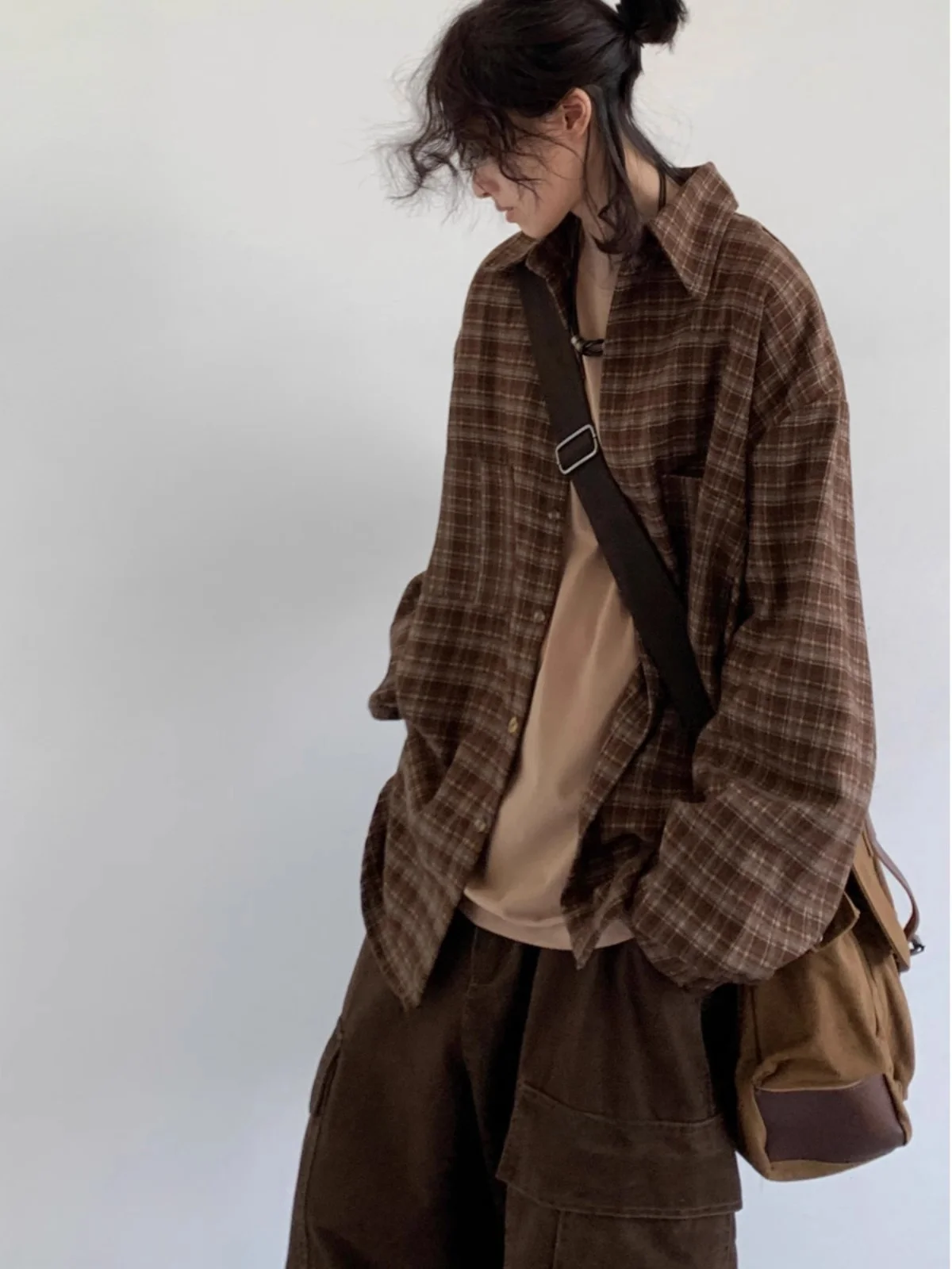 

Длинное мужское повседневное шерстяное пальто в клетку в стиле ретро, свободный крой, весна-осень, американский колледж, женское пальто irt