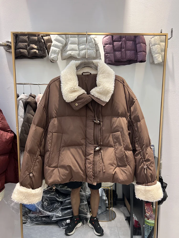 여성용 라펠 칼라 루즈핏 화이트 덕다운 재킷 패션 트렌드 양털 카우혼 버클 숏 스타일 다운 재킷