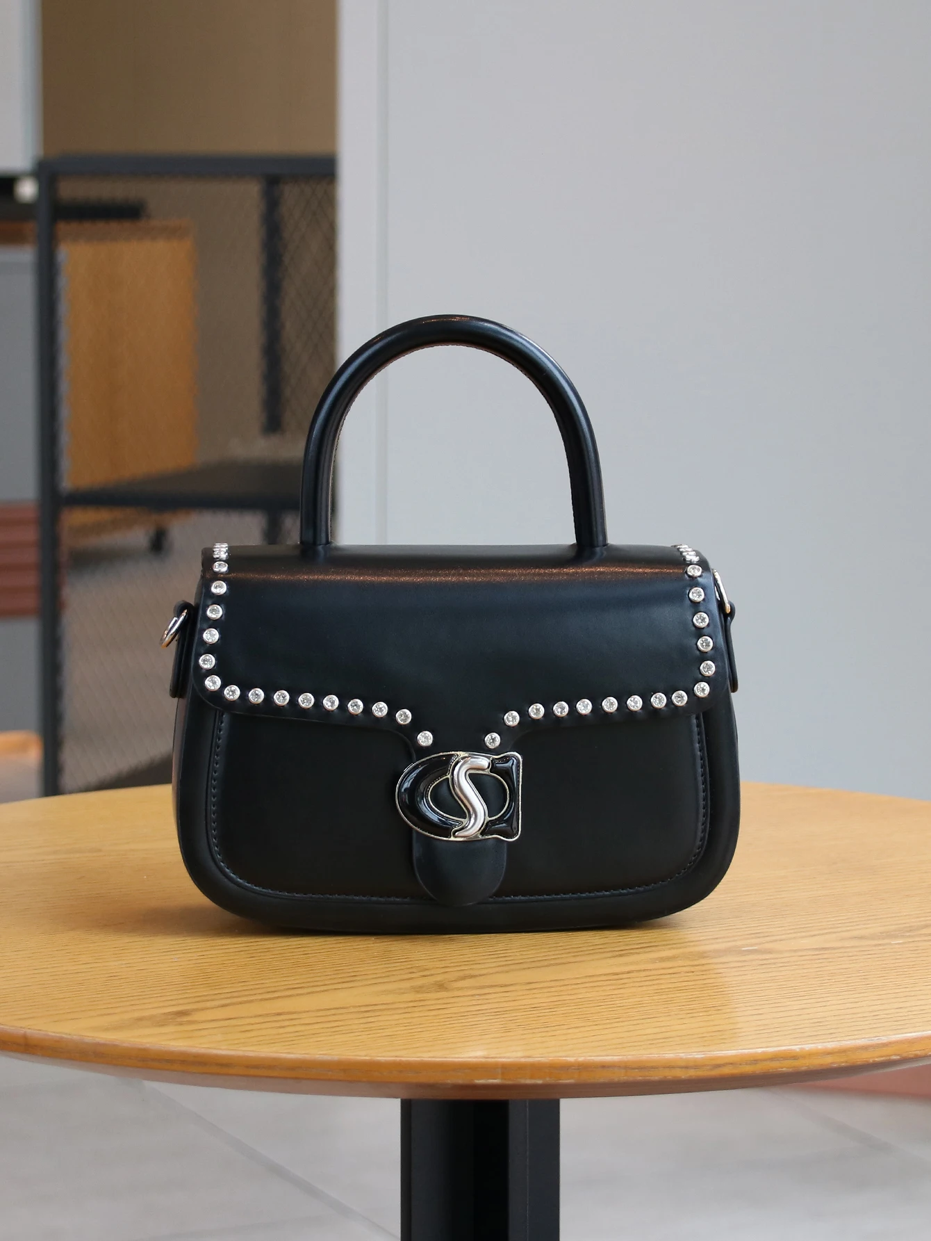 

Весна-лето 2026: новая модная коллекция, однотонные сумки, минималистичный дизайн, маленькие квадратные сумки, фурнитура в стиле индастриал, сумки с декоративной отделкой.