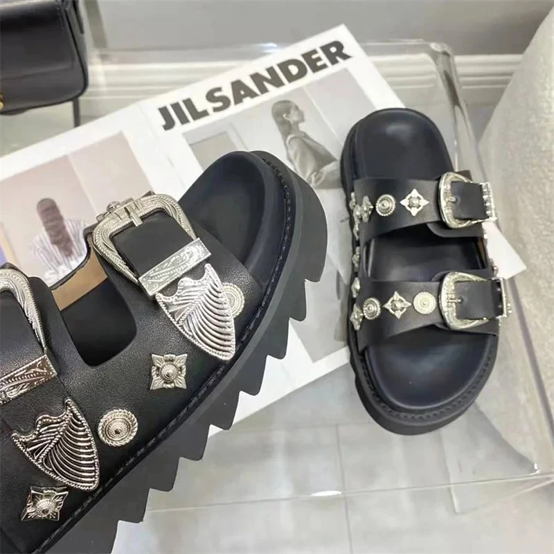 Zapatillas con remaches Punk Rock para mujer, suela gruesa negra, decoración de Metal genuino, toboganes planos de verano, accesorios creativos modernos