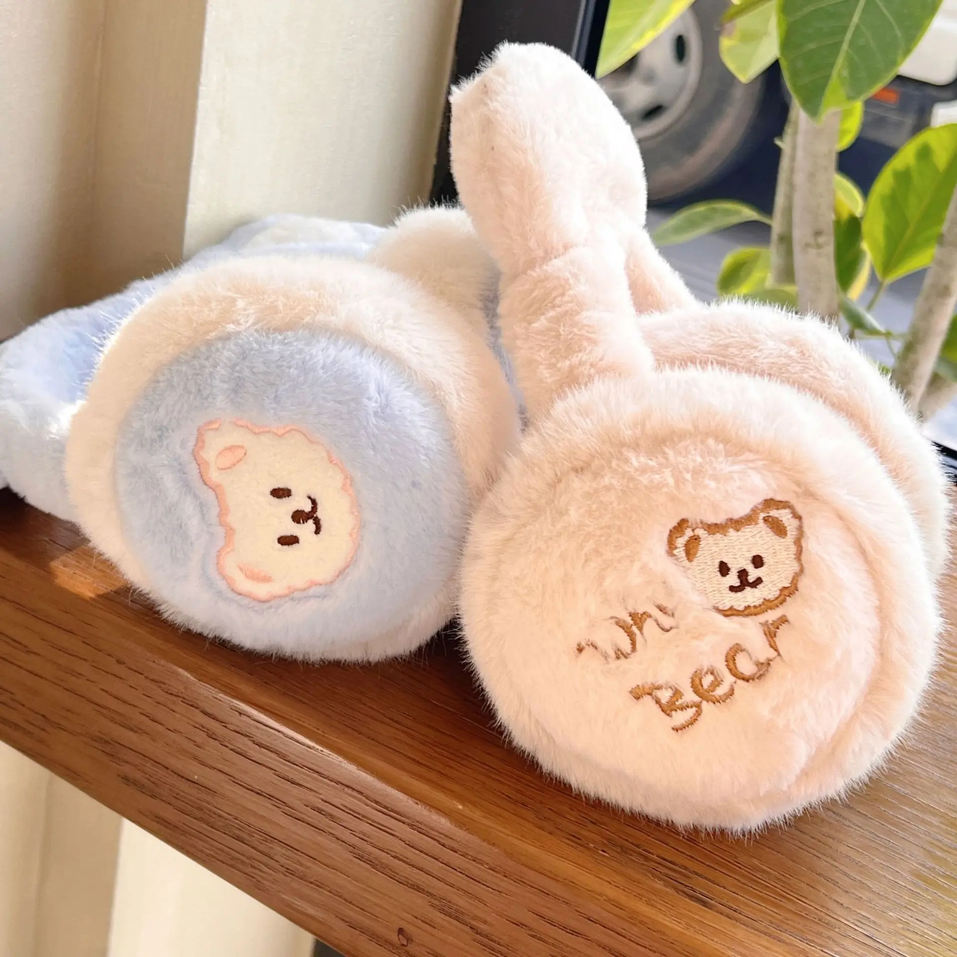 Woman' Autumn and Winter Lovely Cartoon Bears Outdoor Warming Earmuffs Foldable Outdoor Student Riding Frostproof Plush Earmuffs