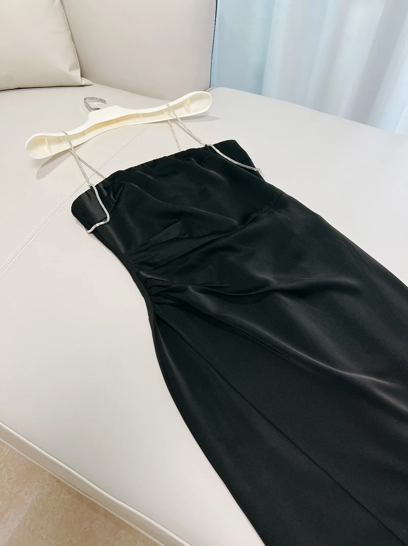 فستان طويل أنيق بخصر ملفوف من الساتان الأسود مع تصميم حزام مرصع بالألماس وطيات، فستان نسائي بخصر مرتفع وتصميم كلاسيكي بكتف واحد