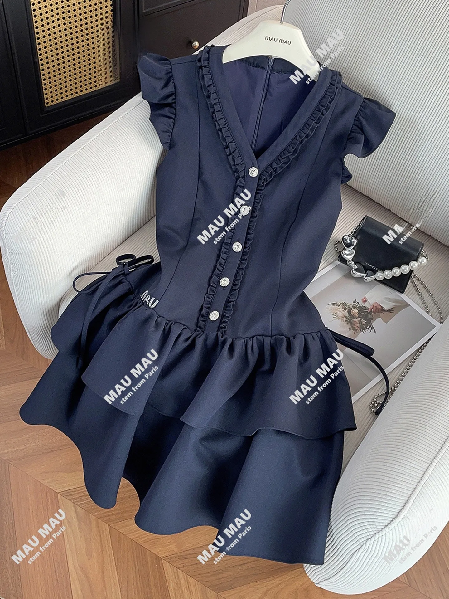 

Ele V-ne Midi Dr with Lace Trim And Flng Sves for Young Women High-waisted A-line Silhouette Summer Faion