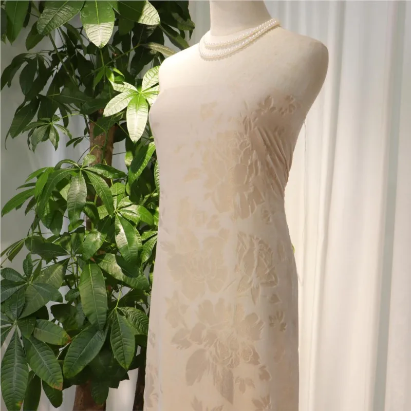 ผ้ากำมะหยี่ทอลายดอกไม้สีทองที่ทำจากผ้าไหมถูกใช้เป็นผ้าสำหรับชุดกี่เพ้า