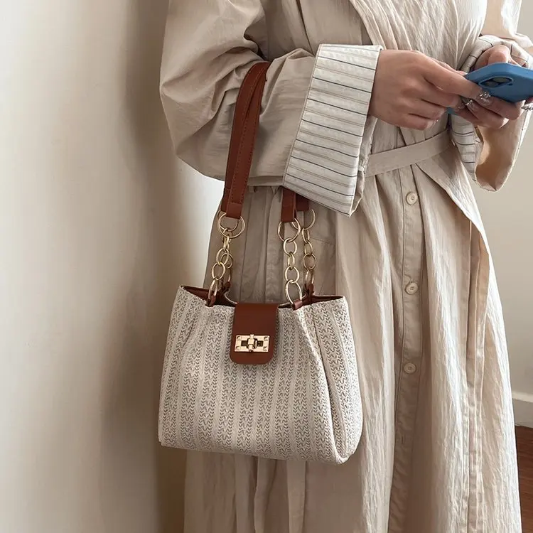 Summer 2026 Retro Color Block Straw Woven Bucket Handbag Large Capacity Handmade Simple Fashion Ladies Handbag Original Design