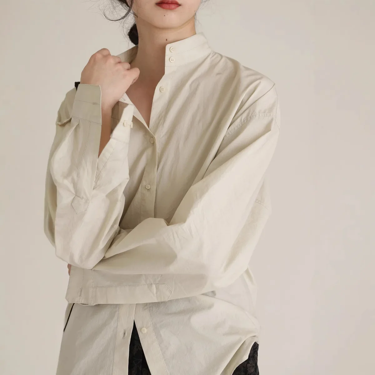 

Женская приталенная блузка с воротником-стойкой и низкой насыщенностью цвета, на пуговицах, из хлопка и полиэстера, с длинным рукавом