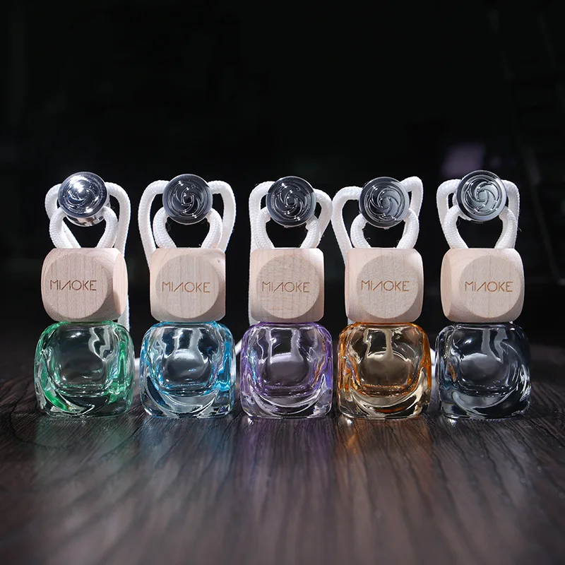 8ml車用吊り下げ式香水ディフューザー、木製アクセント付き車用アロマセラピーペンダント、空ボトル、ガラスペンダント香水ボトル