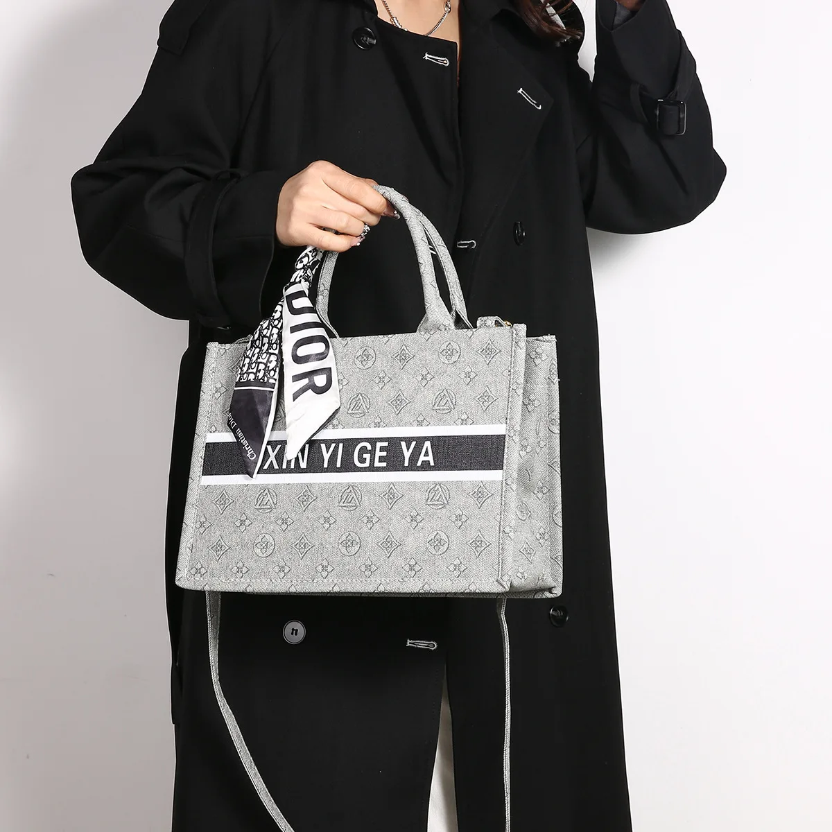 

Light Luxury Textured Women's Tote Bag Large Capacity Commuter Shoulder Bag Fashion Personalized Printed Crossbody Bag