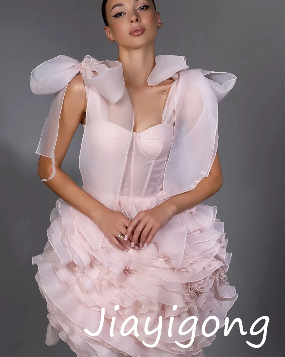 Mini abiti classici personalizzati con pieghe in organza a trapezio con spalle scoperte Occasioni su misura Pastrol
