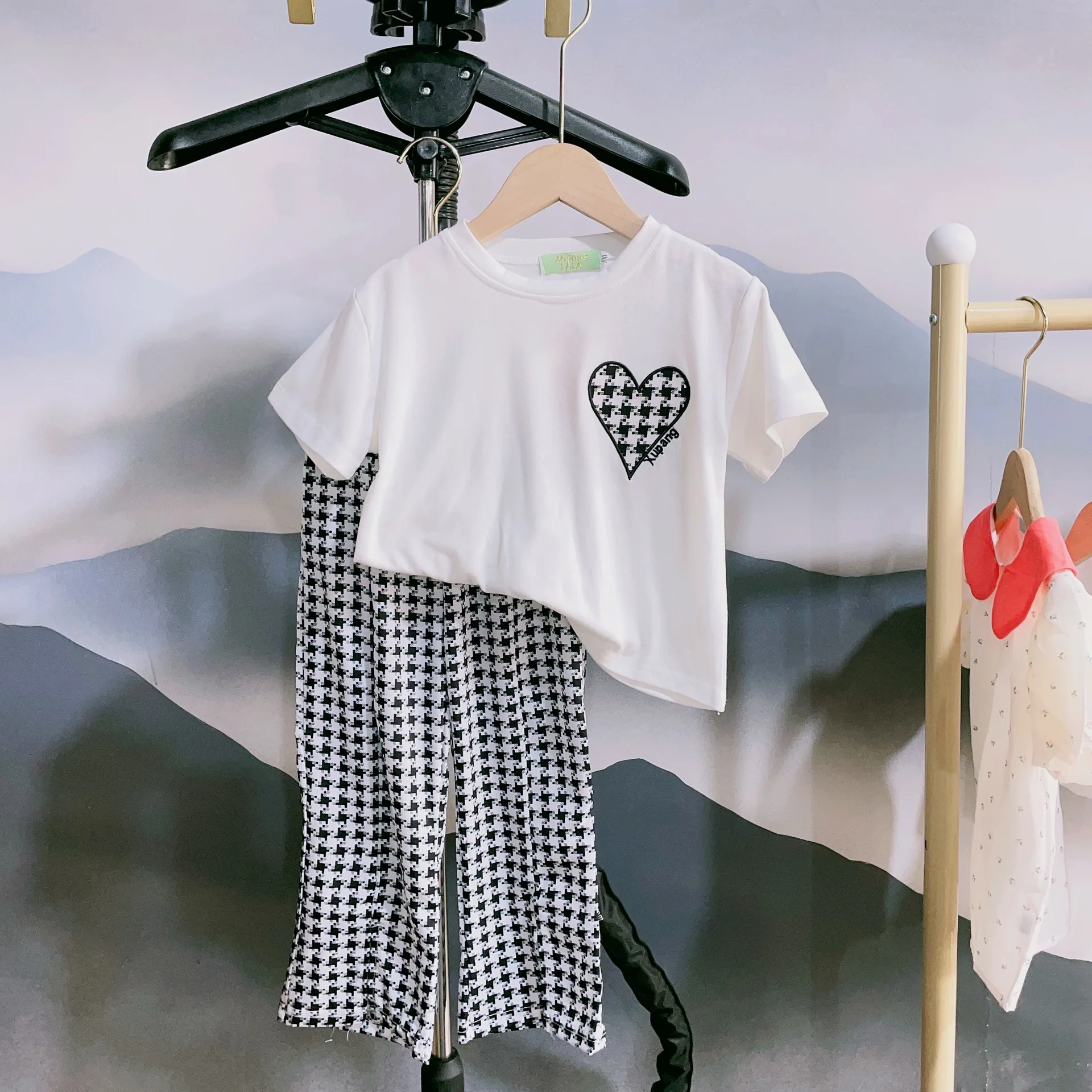 Conjunto blanco y negro para niña de verano 2025: camiseta con forma de corazón + pantalones de pata de gallo, traje de juego cómodo con cintura elástica para 2 a 7 años
