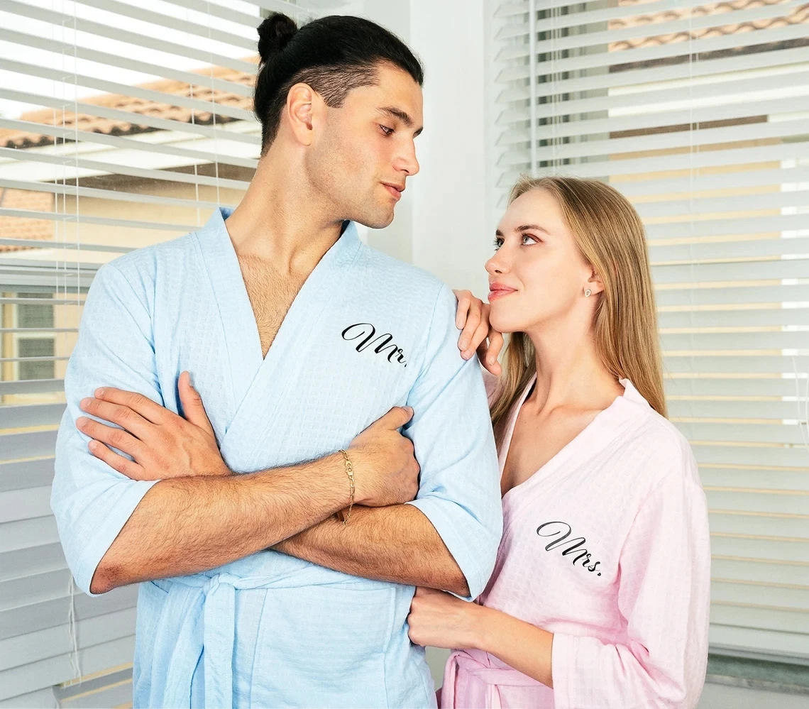 Mr Mrs Waffled Robes Matching Robes for Couple Groom Bride His Hers Bathrobes Anniversary Honeymoon Gift Waffle Knit Unisex Robe