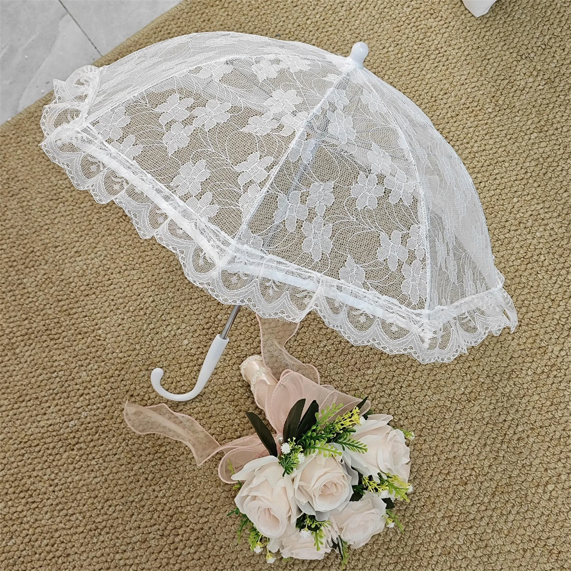 Eleganter Spitzensonnenschirm mit langem Griff für Teepartys, Hochzeiten und Fotografie – Regenschirm-Requisite im Vintage-Stil