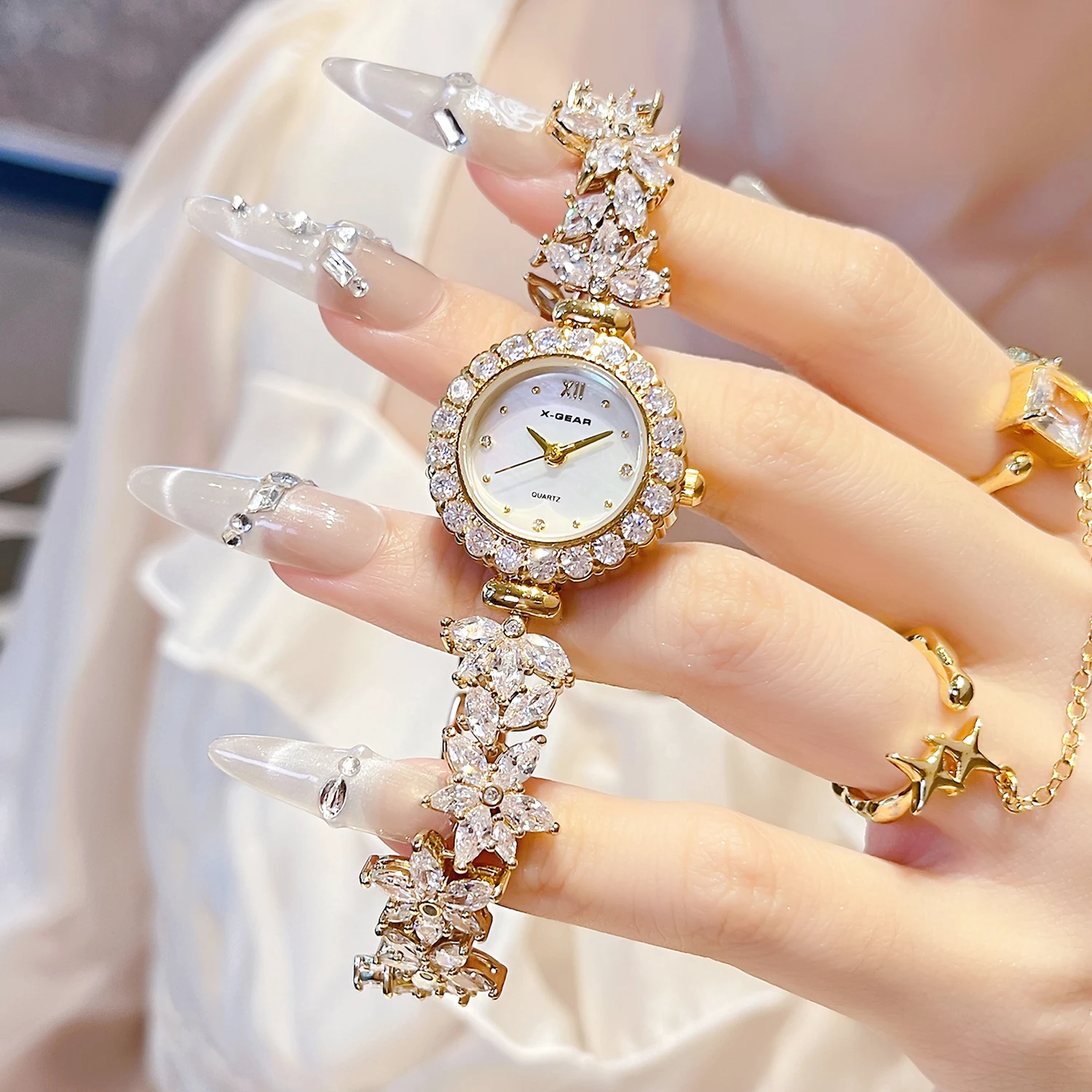 ساعة X-GEAR بسوار على شكل زهرة الوستارية الماسية |   ديناميكية وأنيقة للفتيات