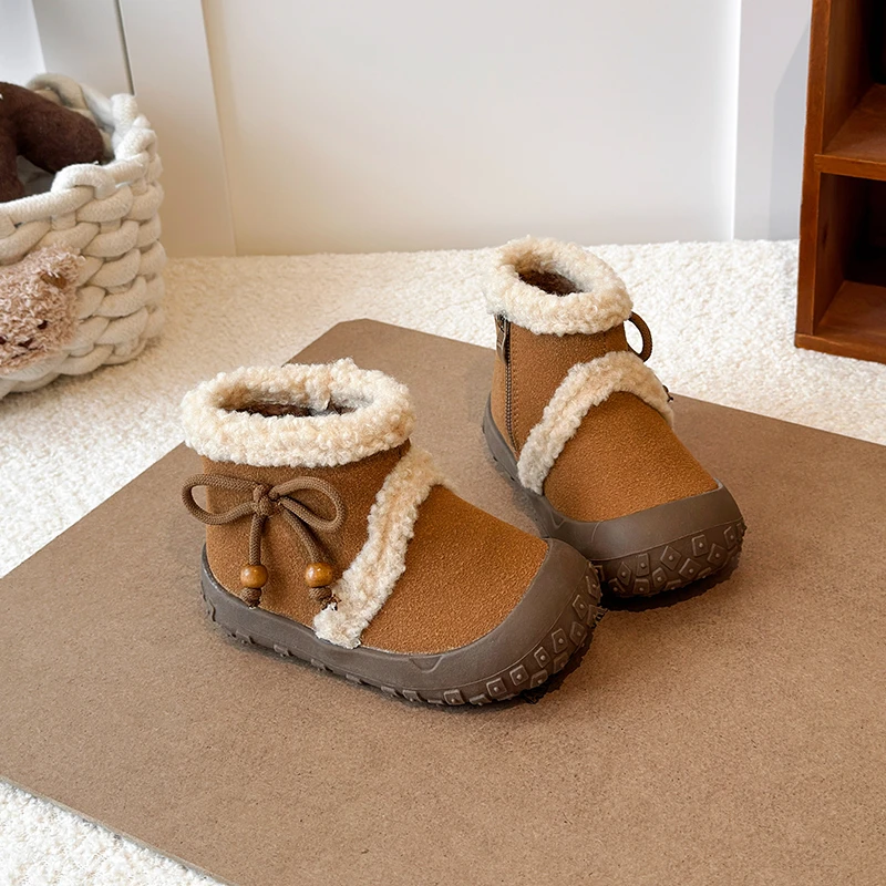 الفتيات أحذية الشتاء 2025 جديد المرقعة فروي الأطفال حذاء من الجلد جولة تو الدافئة لينة الاطفال موضة Bowknot السببية القطن الأحذية