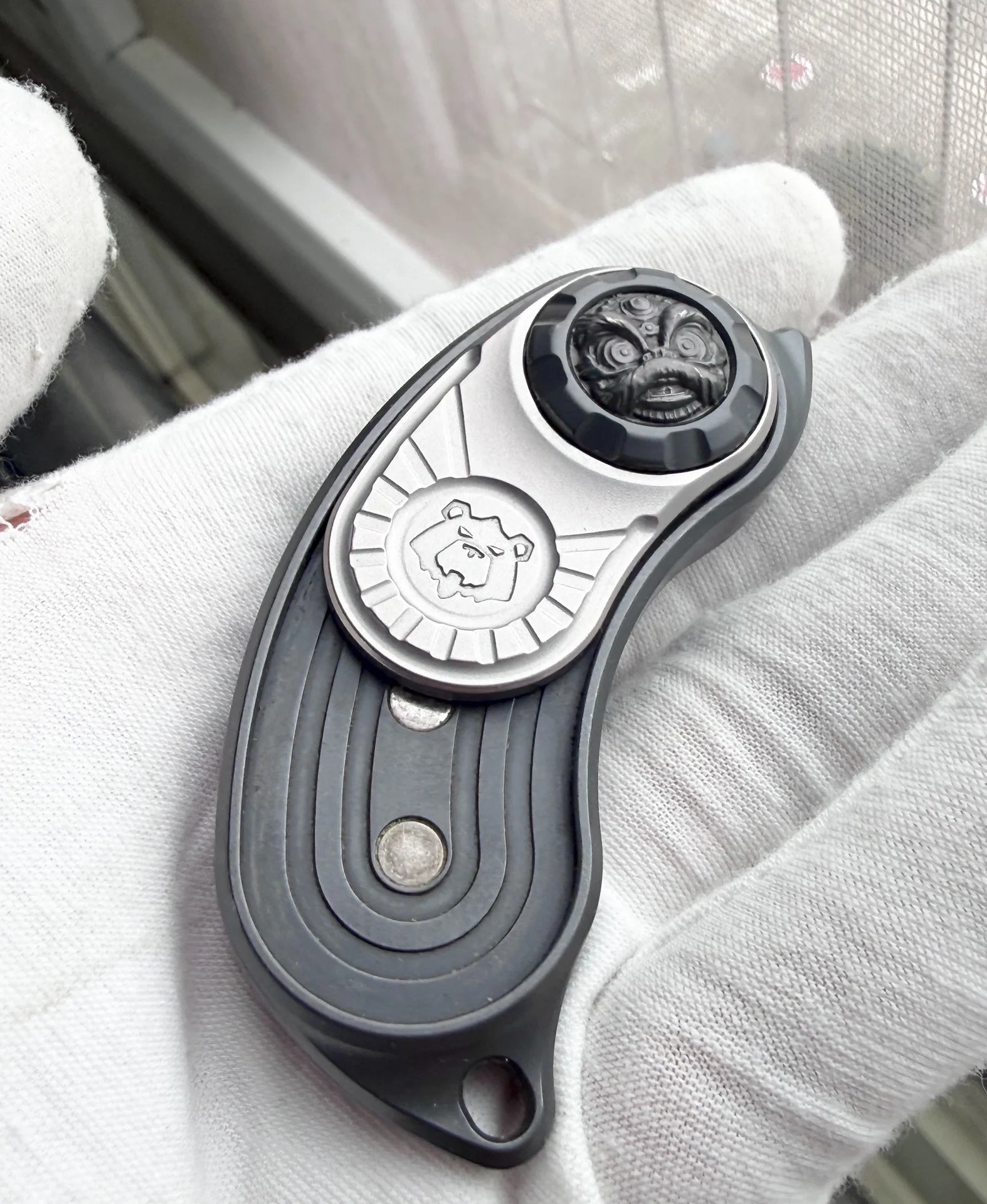 Used EDC TK Pea Pod Lion Model, Metal Card Pusher Pod Magnet Sprocket Fidget Spinner