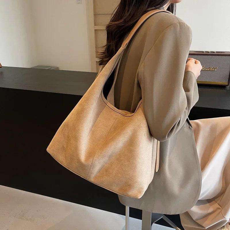 กระเป๋าทรงถังหนังกลับขนาดใหญ่สไตล์เรโทร ขายดีประจำฤดูกาล แฟชั่นใหม่สำหรับฤดูใบไม้ร่วงและฤดูหนาว กระเป๋าสะพายข้างเดียว ดีไซน์ทันสมัย...