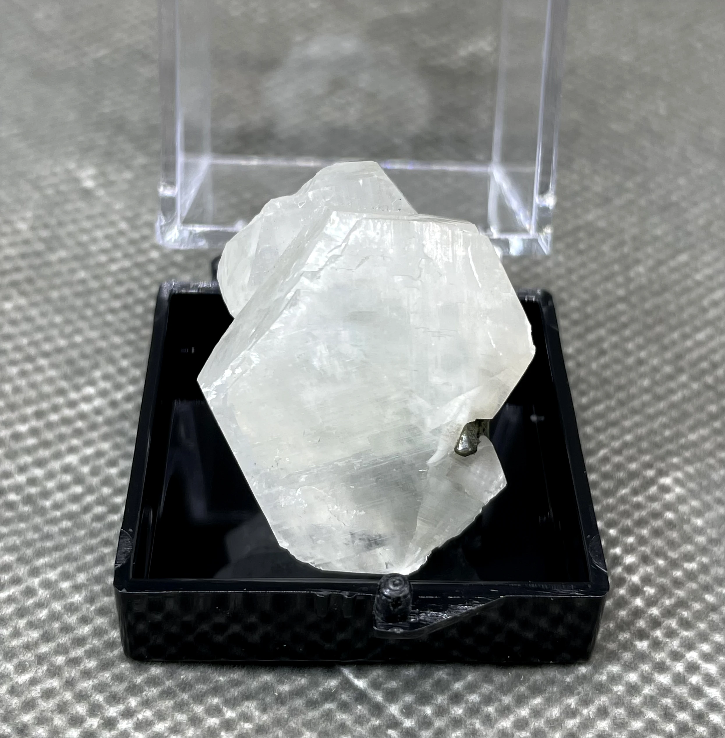 

BEST! 100% natural Fluorescent Polyhedral calcite mineral specimen stones and crystals healing crystals quartz + box size 3.4cm