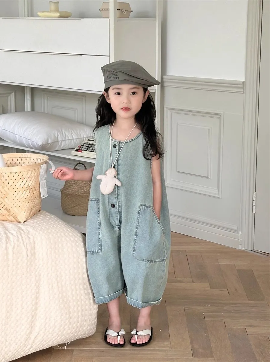 

Летний детский джинсовый комбинезон в корейском стиле, винтажный потертый свободный крой большого размера, наряд без рукавов с большим карманом для девочек, детский повседневный комбинезон