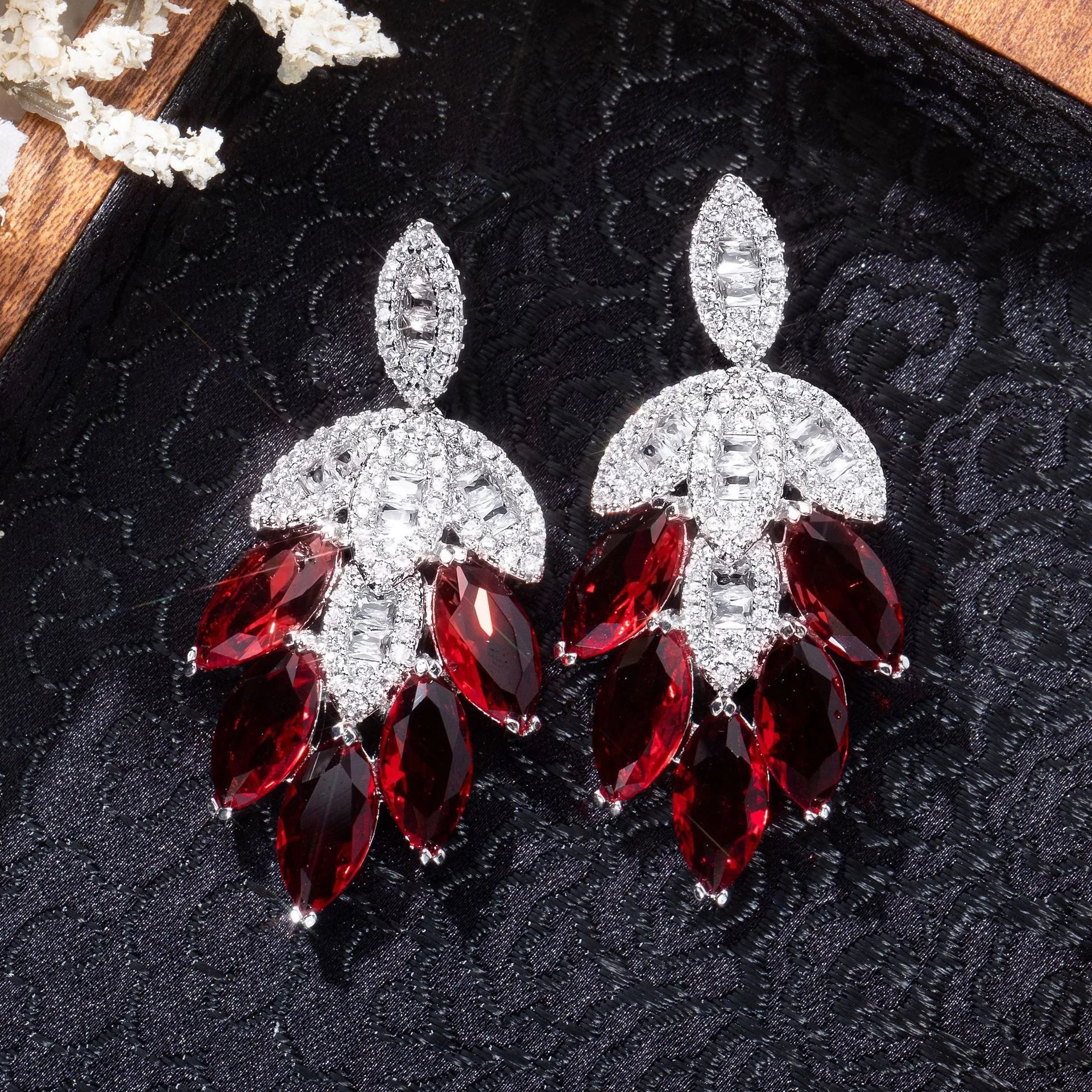 Fashion celebrity temperament light luxury super flash zircon inlaid earrings S925 silver needle heavy industry leaf earrings ea