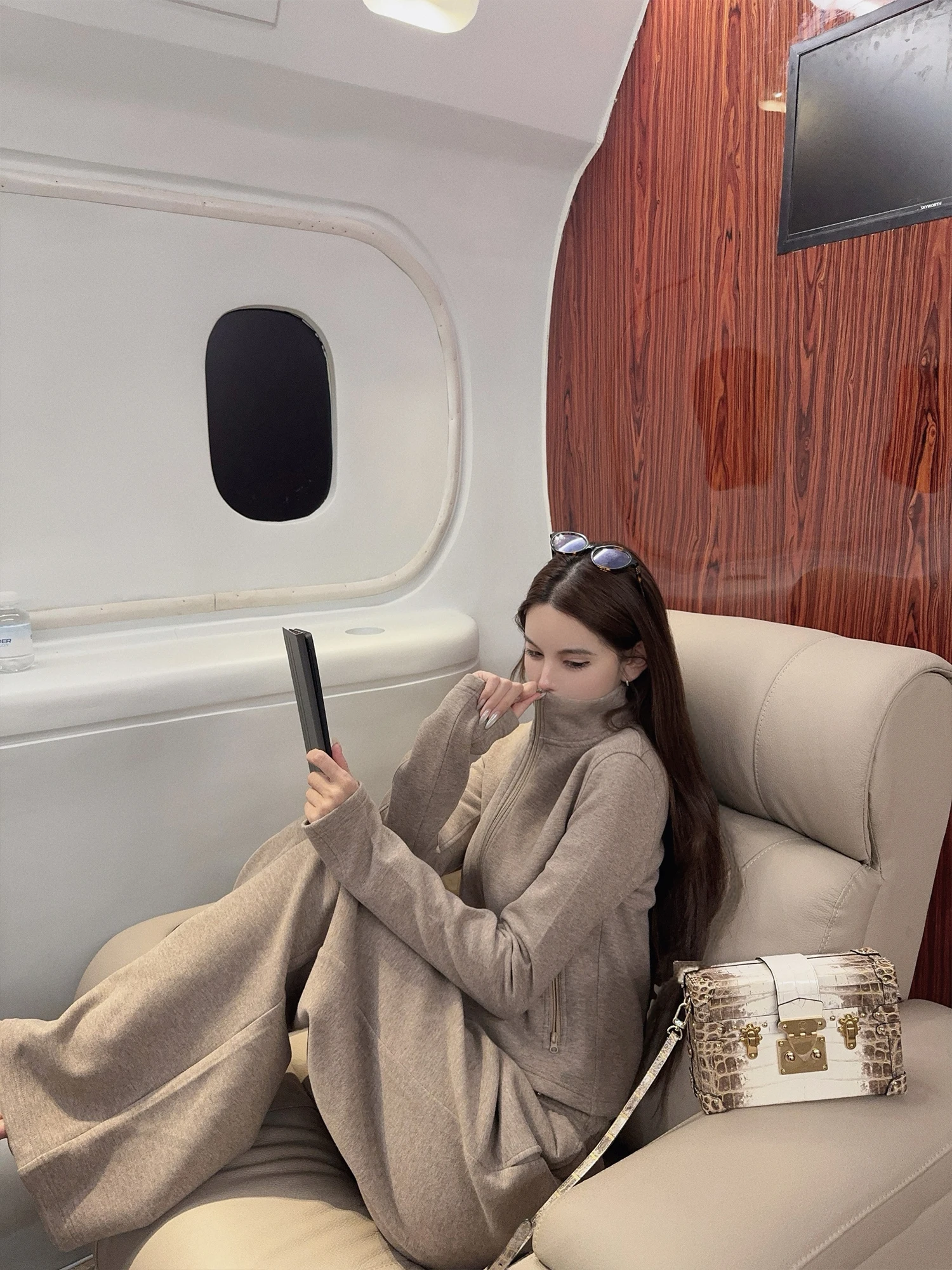 

Женский повседневный спортивный костюм: осенний новый стиль, свитшот с воротником-стойкой, кардиган на пуговицах, брюки с широкими штанинами, комплект из двух предметов