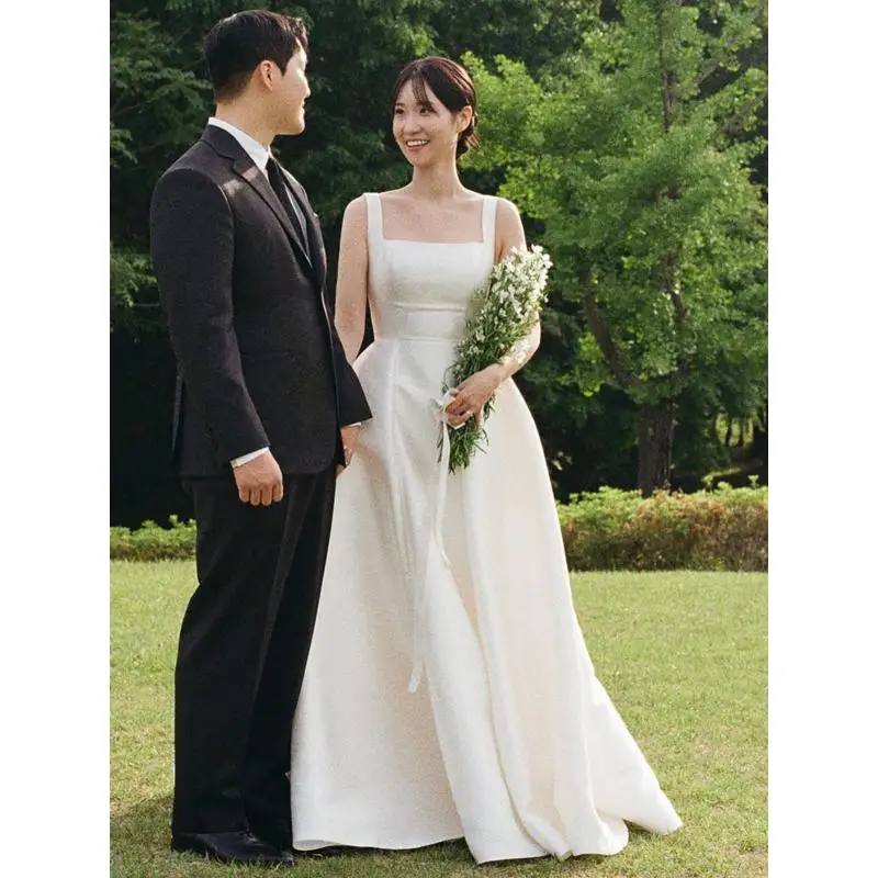 Satynowa suknia ślubna na ramiączkach z prostym i eleganckim charakterem, idealna na bankiety, urodziny i na zewnątrz, z woalką, możliwość personalizacji.