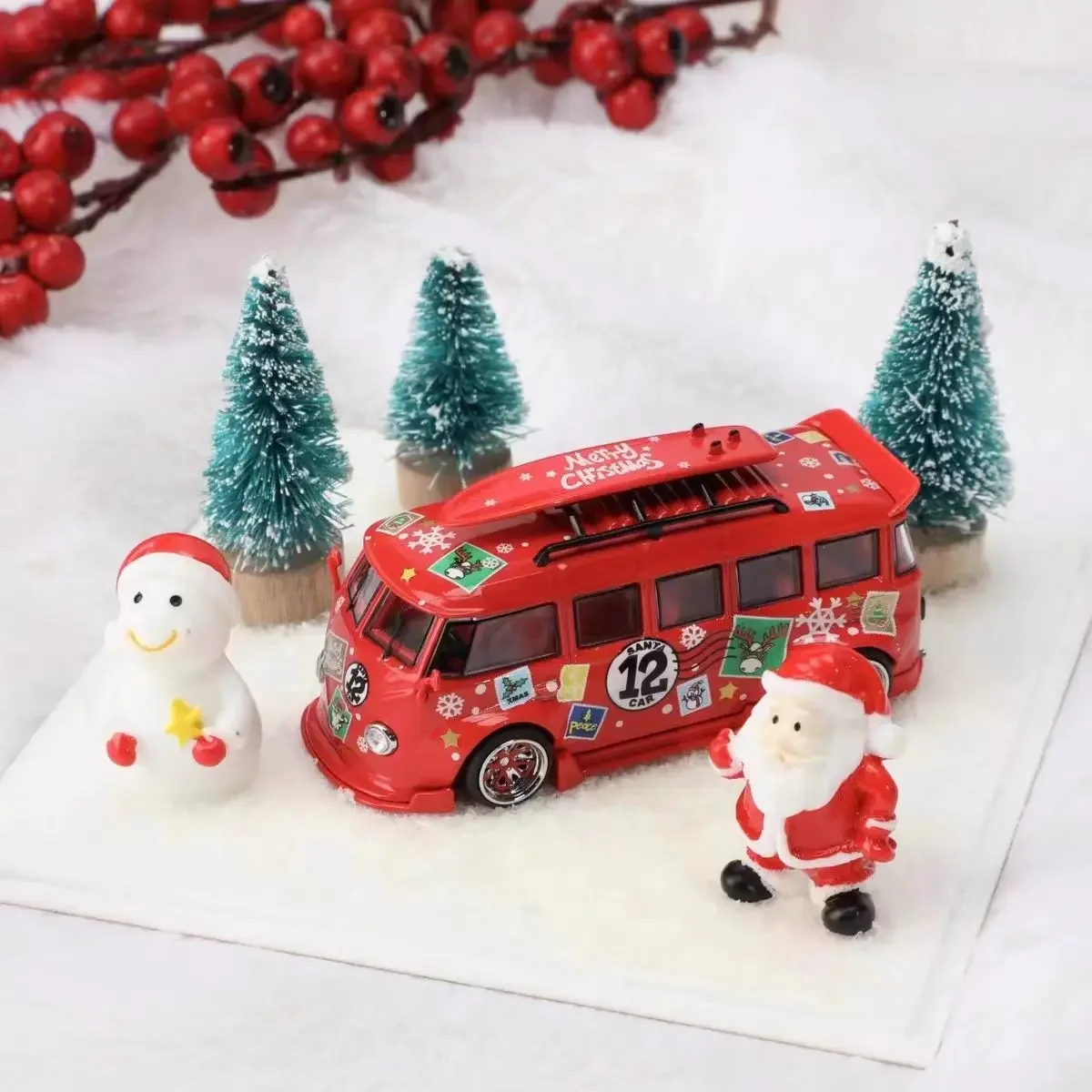 Liberty 1:64 Volkswagen Wide-body Low Party VW T1 Christmas Painting Comes with A Scene Display Model