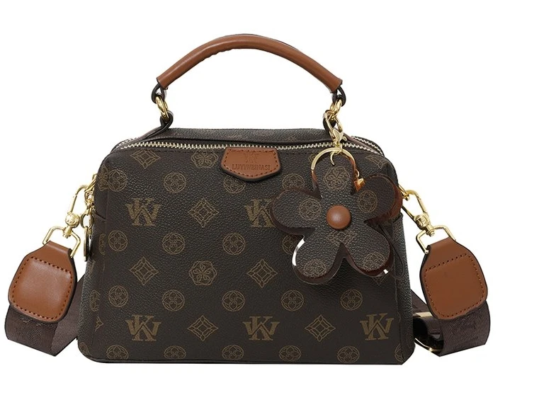 minimalist-elegant-luxury-designer-vintage-diaper-bag-for-women-large-capacity-unique-leather-shoulder-bag-fashionable-crossbody