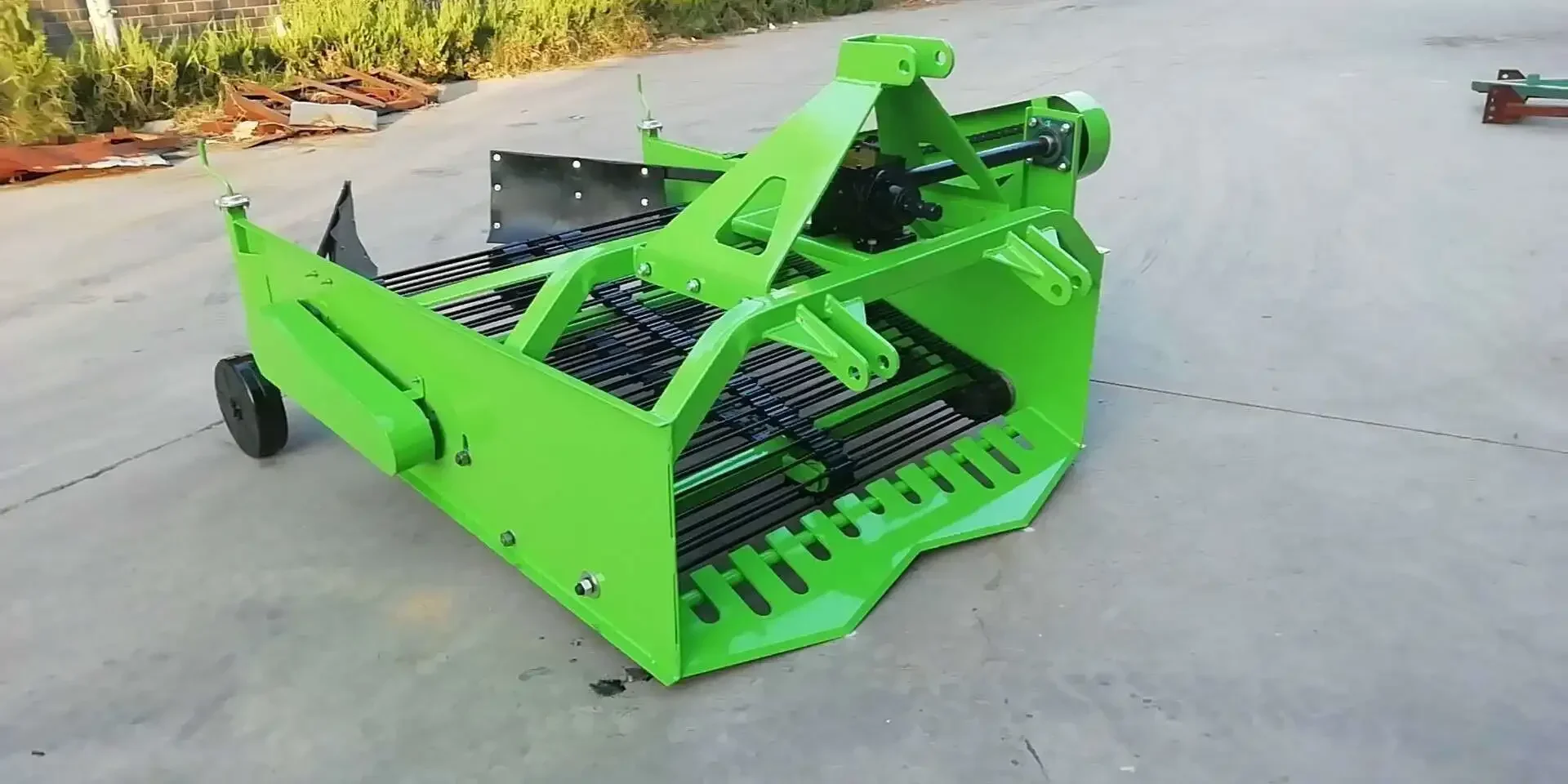 Direct sales Potato harvester   Potato digger 1 row 2 row potato harvester tractor matching operation