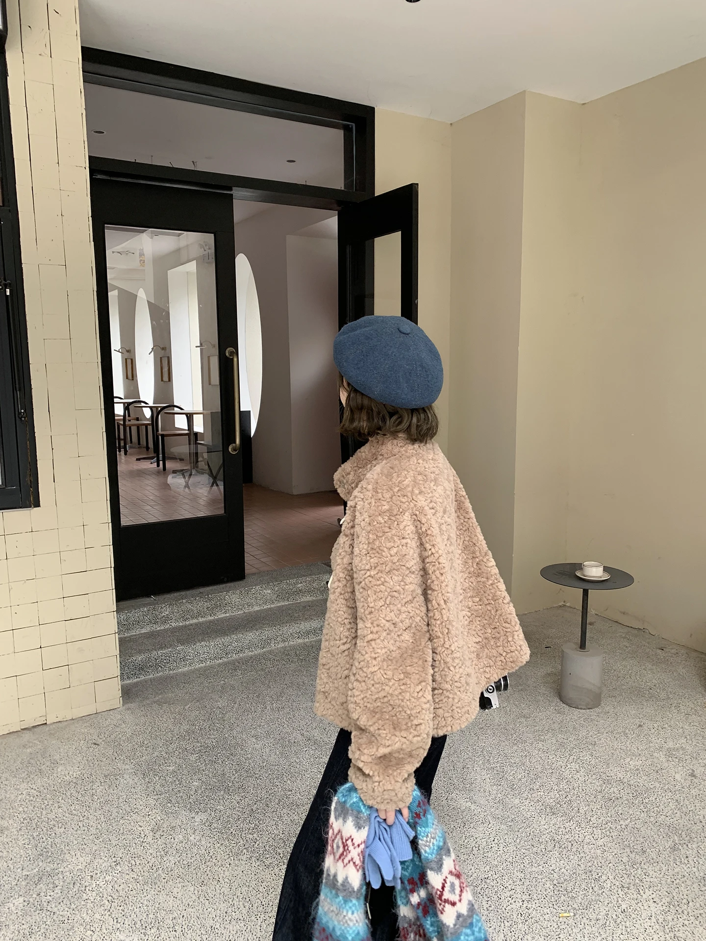 Jaqueta Feminina Coreana ELINS de Couro e Pele Integrados com Gola Alta, Casaco Feminino de Poliéster de Comprimento Médio com Manga Longa